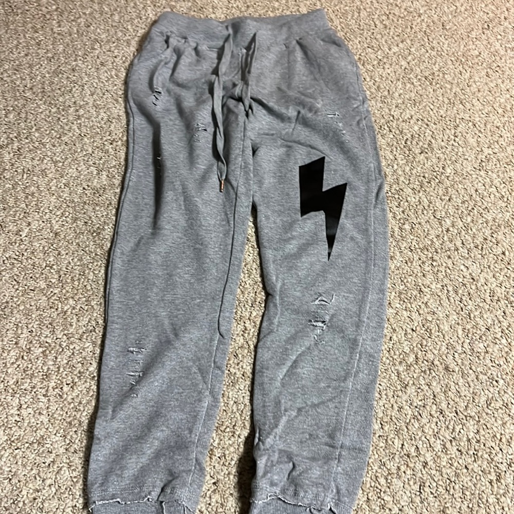 boutique sweats SIZE L BUT RUNS VERY SMALL